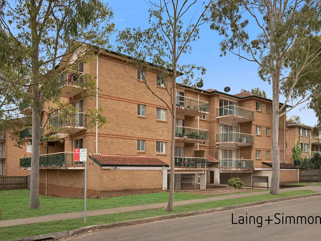 Spacious Unit In Prime Location