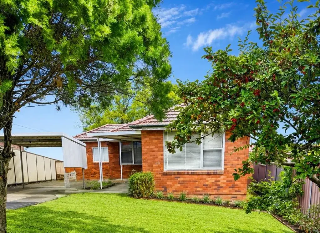 Bankstown 4房 四卧宽敞 695.5㎡地块 宽敞厨房 后院开阔 位置便利 学区公园近 Brick Family Home in a 695.5 sqm Block in Blue Ribbon Location!