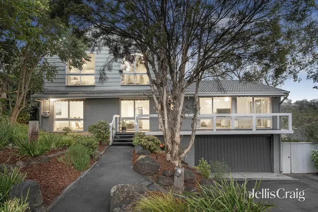 Eltham 5部屋 Family Living at Its Finest – Serenity, Space & a Sparkling Pool