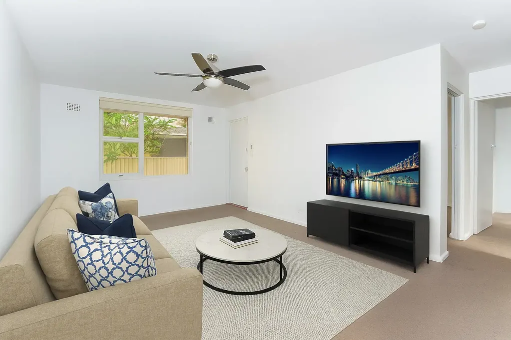 RENOVATED SPACE 100 METRES TO THE BEACH!