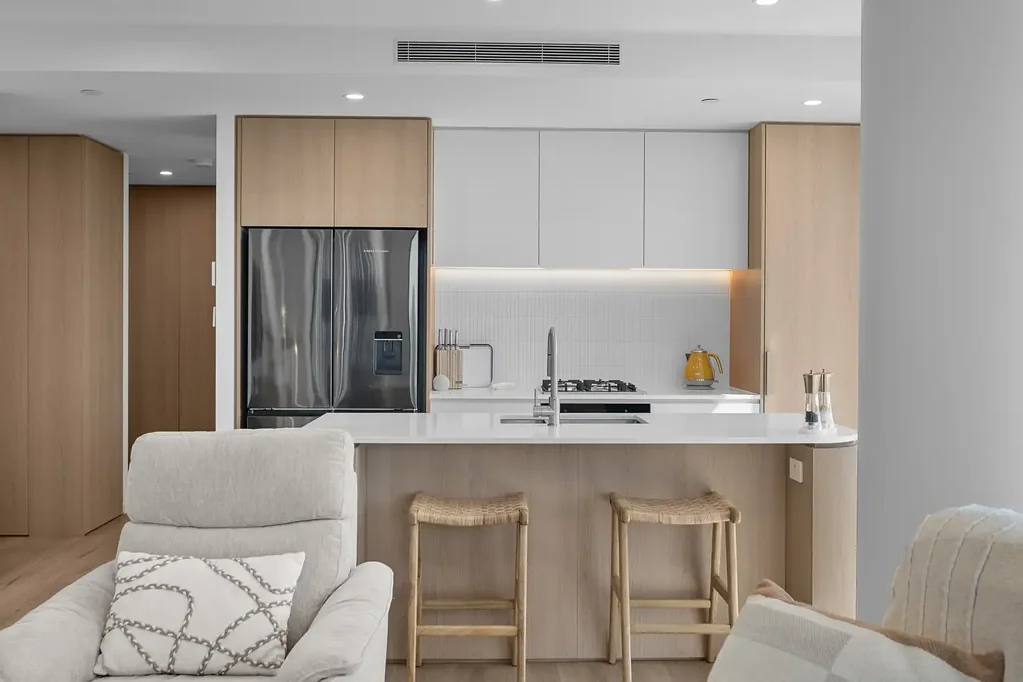 Fully Furnished Luxury Beachside Apartment Available for 6 Month Term