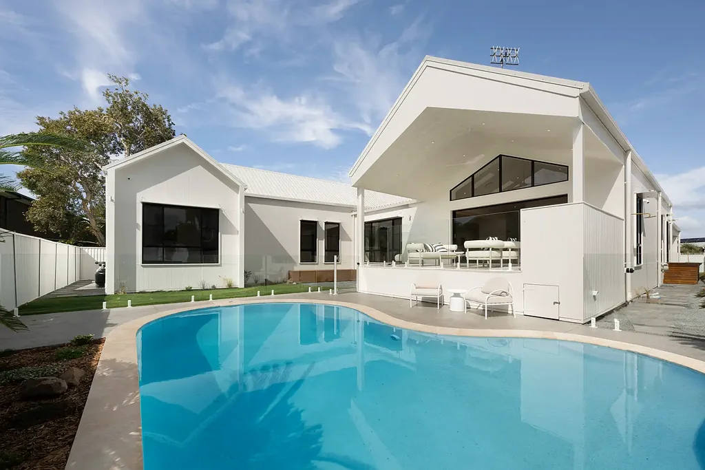 Burleigh Waters 4침실 A Statement in Coastal Luxury, Turn-Key Burleigh Waters Residence