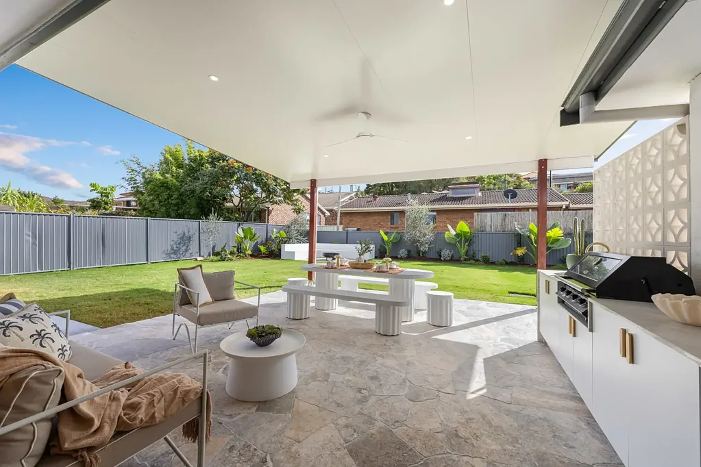 Coffs Harbour 4房  Refined Family Living With Entertaining At Its Heart