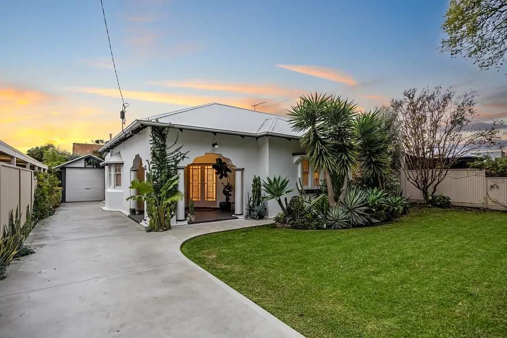 Everard Park 4 Slaapkamer A park-fronted Spanish Mission Bungalow with high quality Art Deco features.