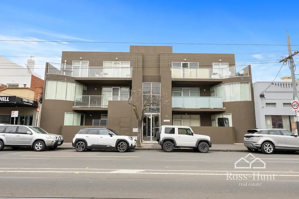 Windsor 2 Bedroom Walk to Melbourne Polytechnic, Trams & Chapel Street - Student Apartment with Car Space!