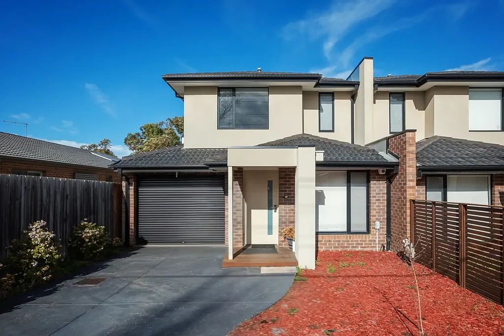 Stylish, Spacious & Light-Filled – Park-Facing Executive Living