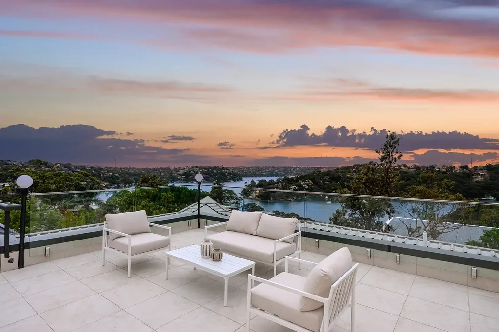 Castle Cove 5房 270度海港景观 双砖豪宅 电梯连接三楼 五卧带套间 浴室多采光佳 临近精英学校 车库带船库 Expansive family haven embraced by sweeping Middle Harbour views