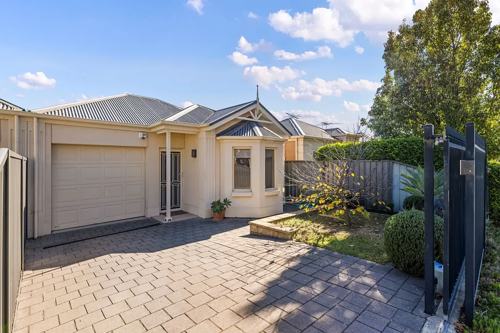 Newton 3Zimmer Stylish & Spacious Courtyard Living - Prime Location & Torrens Titled