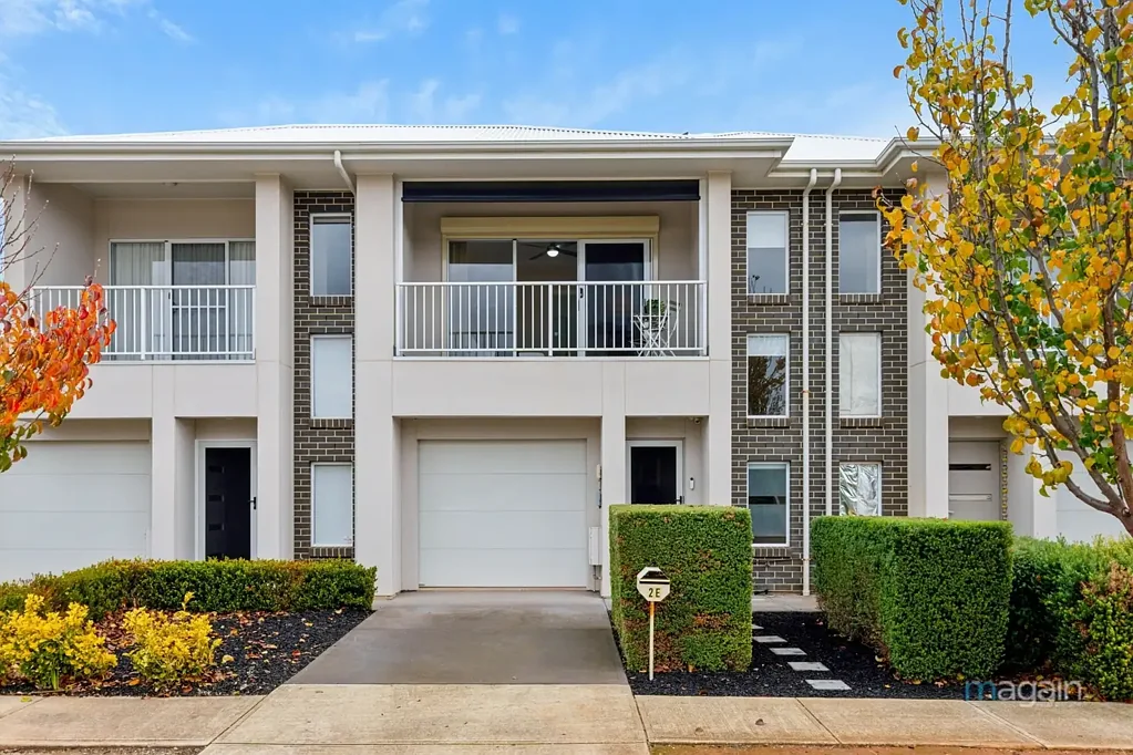 Oaklands Park 3房  Step into the best of contemporary townhouse living, where convenience meets coastal charm in a prime Adelaide location.