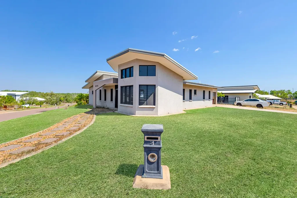 Eco-Friendly Living on Expansive Land with Solar Power 🌞