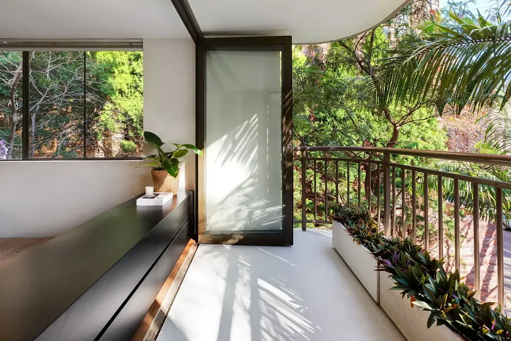 Charming 2-Bed Apartment In Prime Macleay St Position, With Parking
