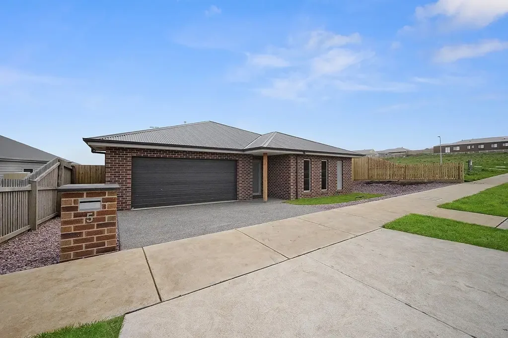 Warrnambool 4房  Spacious Family Living Near the River