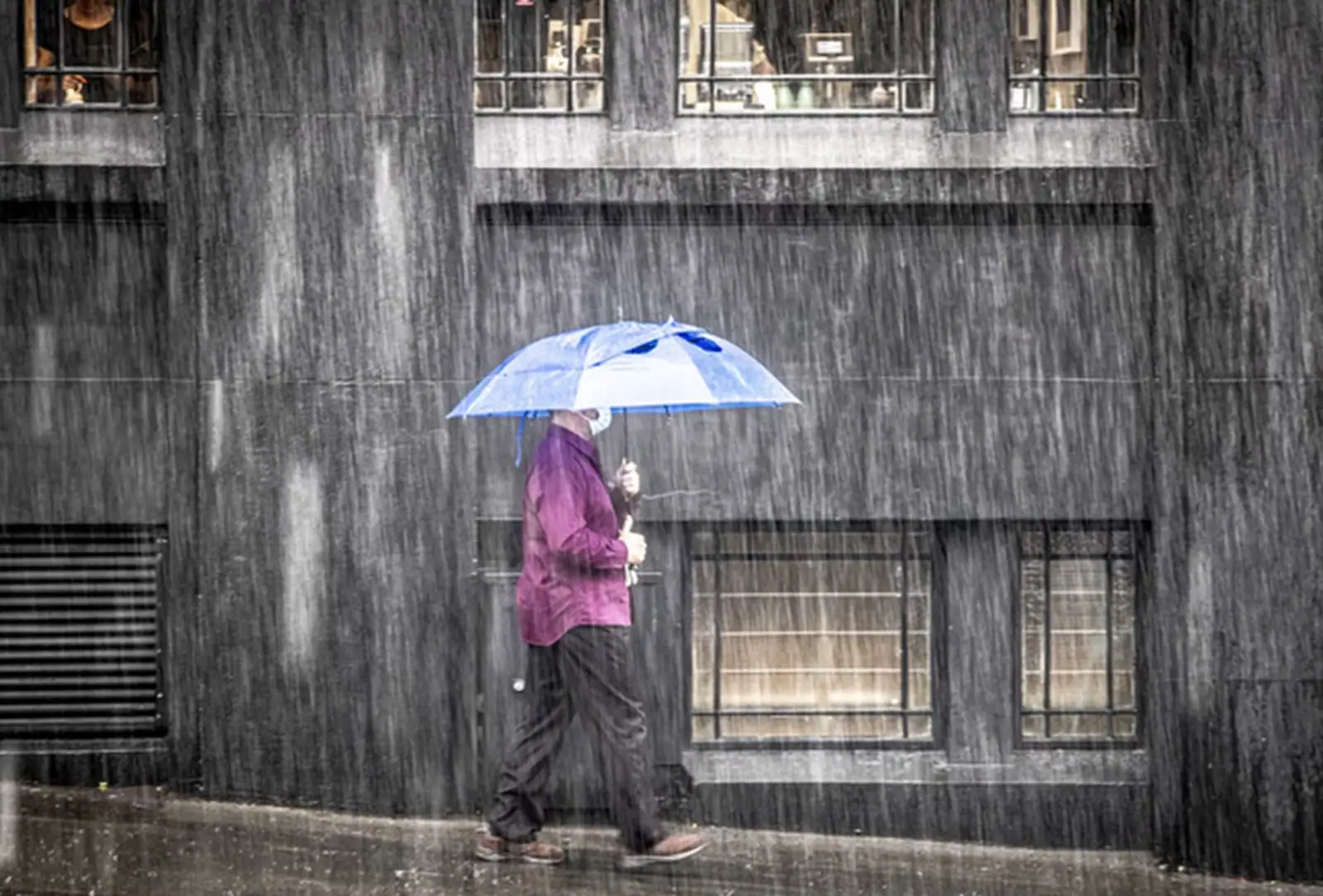 突发！奥克兰宣布进入紧急状态！暴雨已致1人遇难，国际机场、超市、民宅被淹，现场太惨烈了......