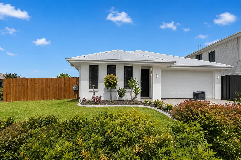 Caloundra West 4ห้องนอน Looking for a Corner Block, side access & Bushland Views?