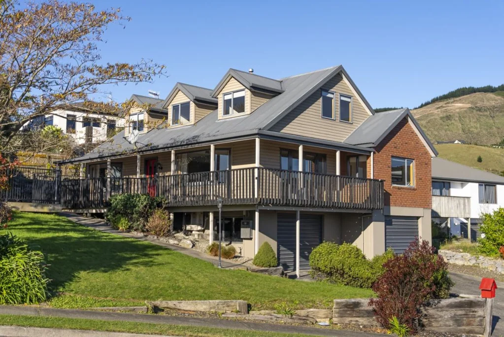 Richmond 4Kwarto * UNDER OFFER * Large Family Home Awaits You!