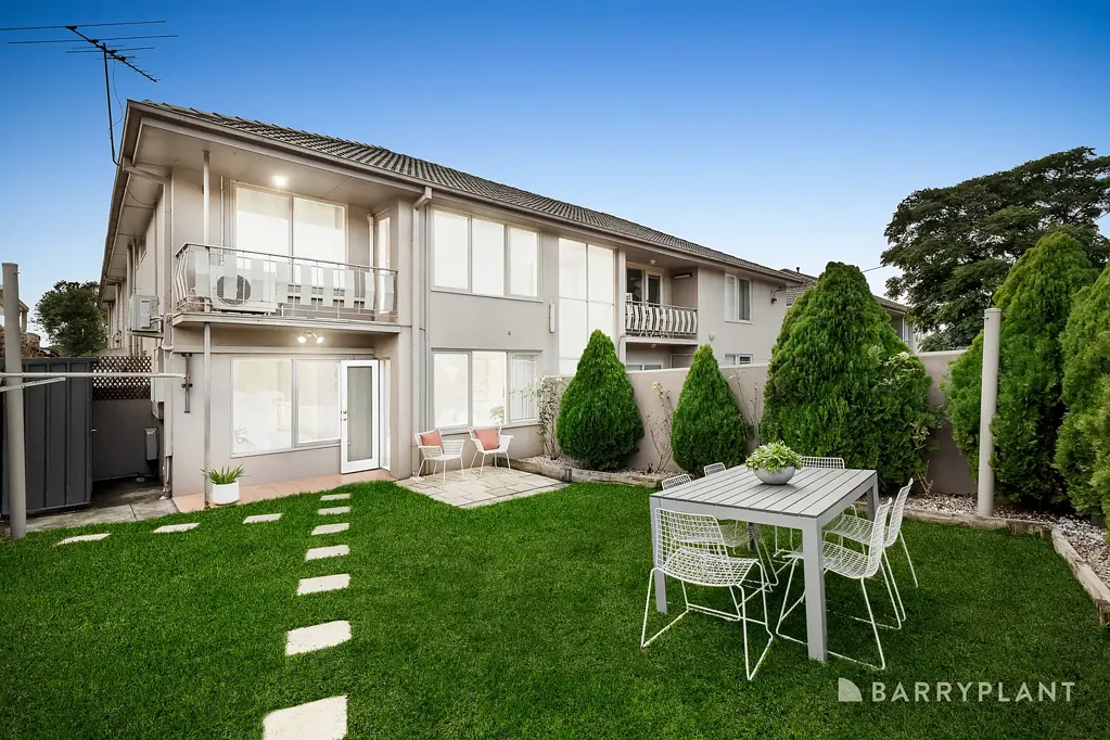 Cheltenham 2Zimmer Immaculate Ground-Floor Living with Oversized Courtyard & Direct Private Street Entry