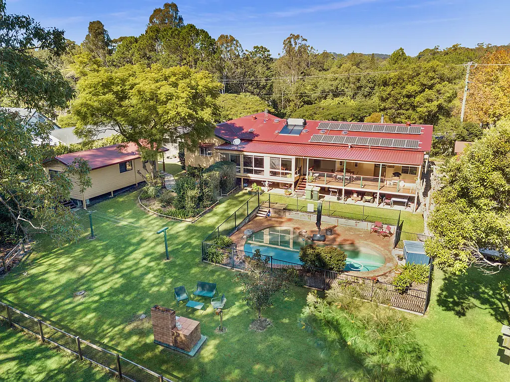 Palmwoods  First time to market from original owners!!!! Immaculate lifestyle mini acreage.....with separate teenager's retreat....