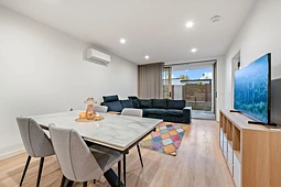 4/120 John Gorton Drive, Coombs