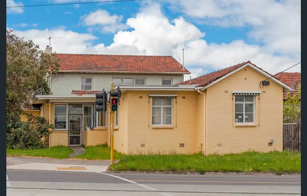 Four Bedrooms house In A Highly Sought After Location