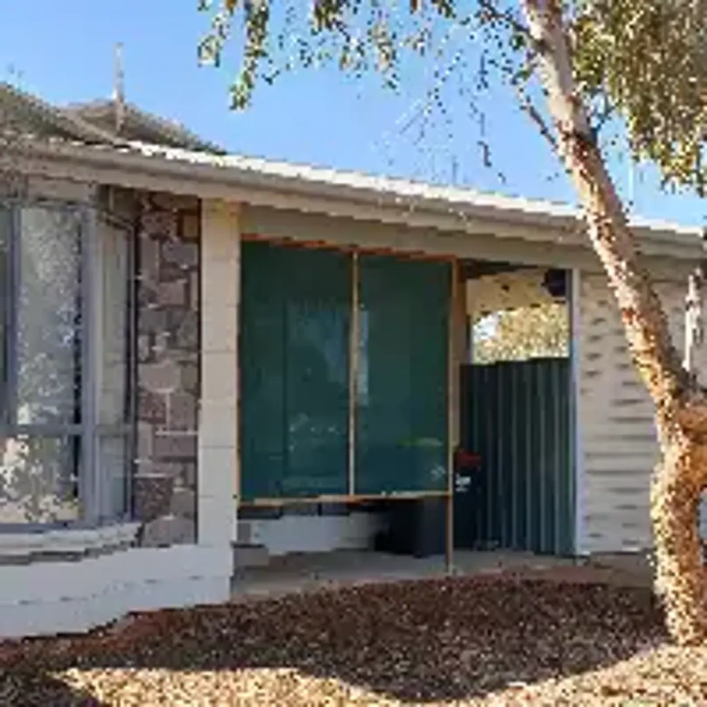 3 BEDROOM HOUSE ON GREAT STREET -FANTASTIC PRICE!