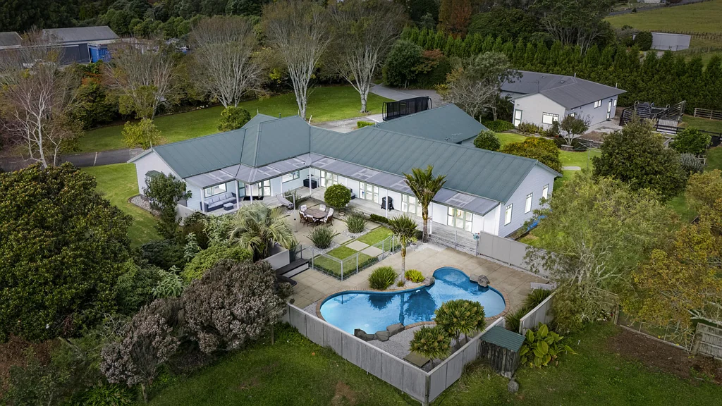 Lepperton  Private lifestyle with dual living estate