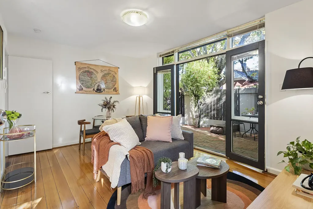 St Kilda 1房 St Kilda Hill名街 地下花园公寓 12套精品楼 私人停车位 51sqm户外空间 自然采光充沛 现代厨房 法式门通花园 市中心便捷生活 Ground-Floor Lifestyle Address with a Garden to Match