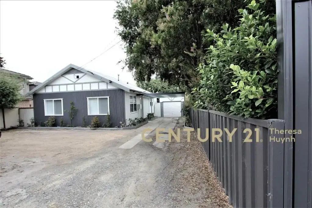 Springvale South 5ਬੈੱਡਰੂਮ Recently Renovated Family Home: - Perfect Location with Great Potential for a Home Business