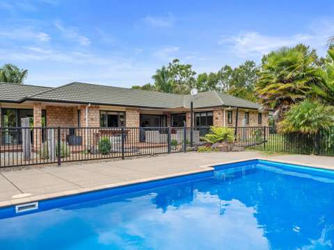 Kumeu 4 Bedroom Idyllic Lifestyle Setting. Huge Barn and More!