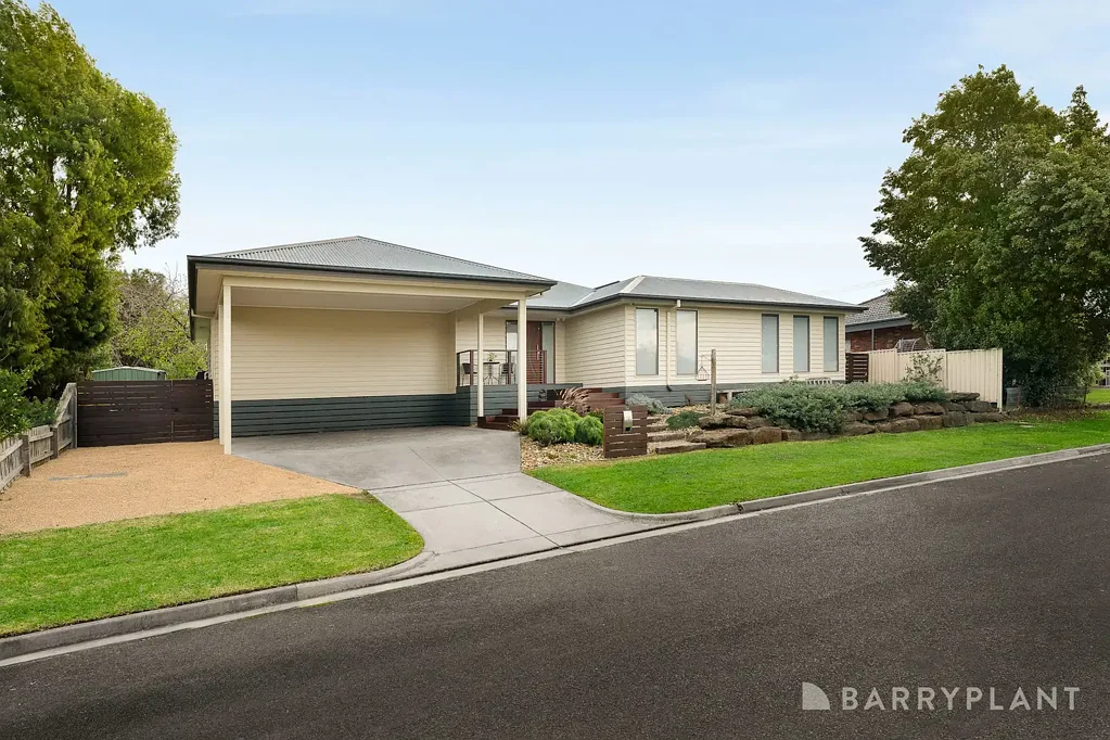 Yarra Glen 3房 三卧两卫雅居 Yarra Glen核心 地理位置优越 步行公园俱乐部 宽敞开放式厨房 木地板自然光 主套房带步入式衣帽间 私密后院 双车库景观门廊 Comfort, Convenience and Privacy in a Prime Yarra Glen Court Location