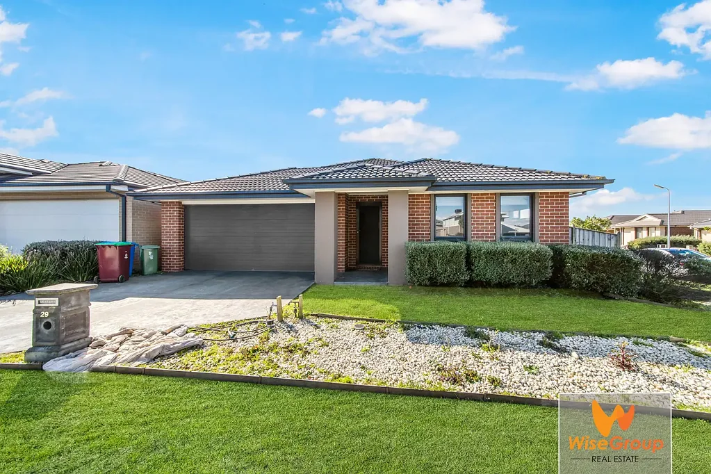 SPACIOUS CRANBOURNE EAST HOME!
