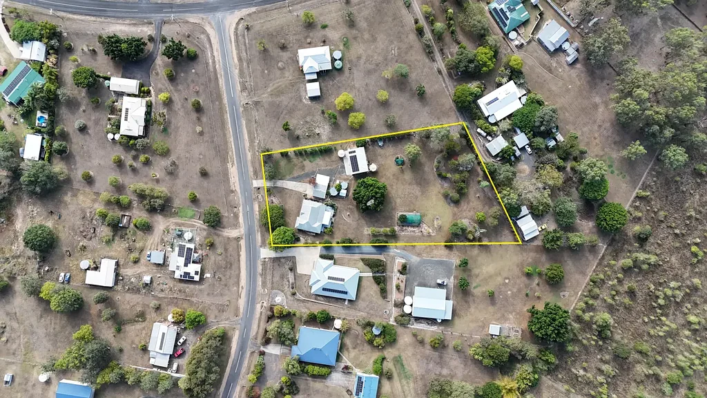Laidley Heights 3房 Laidley Heights壮丽后山景 6031㎡高地地块 宽敞储物棚 成熟果园 太阳能供电 私人绿洲空间 Perfectly positioned with mountain views & loads of shed space