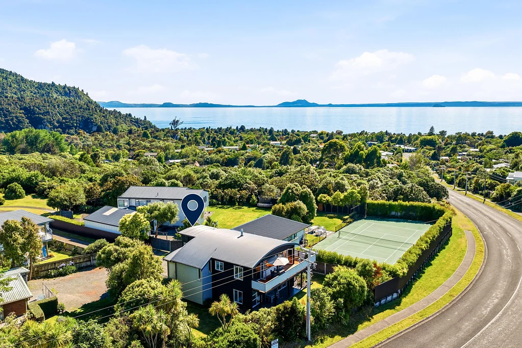 Kuratau 4ห้องนอน Elevated views, effortless lake living
