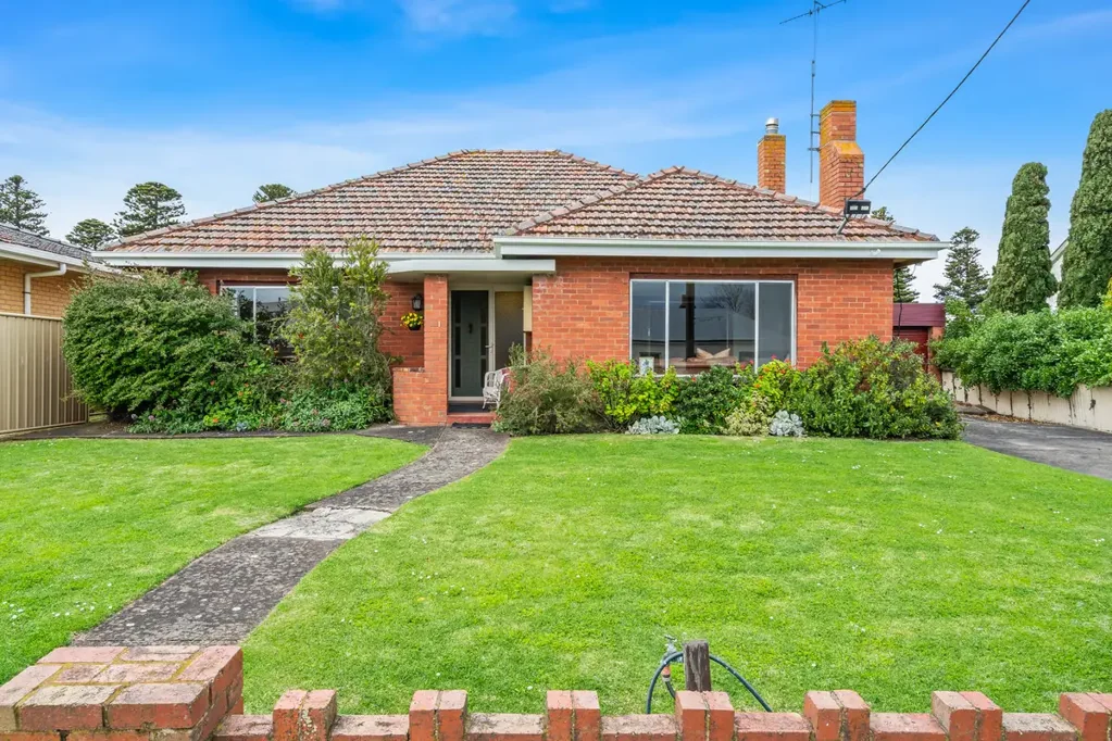 Port Fairy 6ਬੈੱਡਰੂਮ Prime Central Opportunity with Huge Potential – Home & Bungalow on 917m² (approx.)