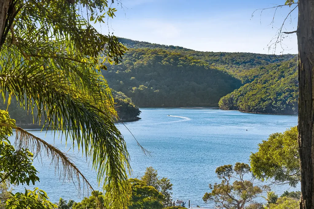 Woy Woy Bay 4房  Expansive family living with water views