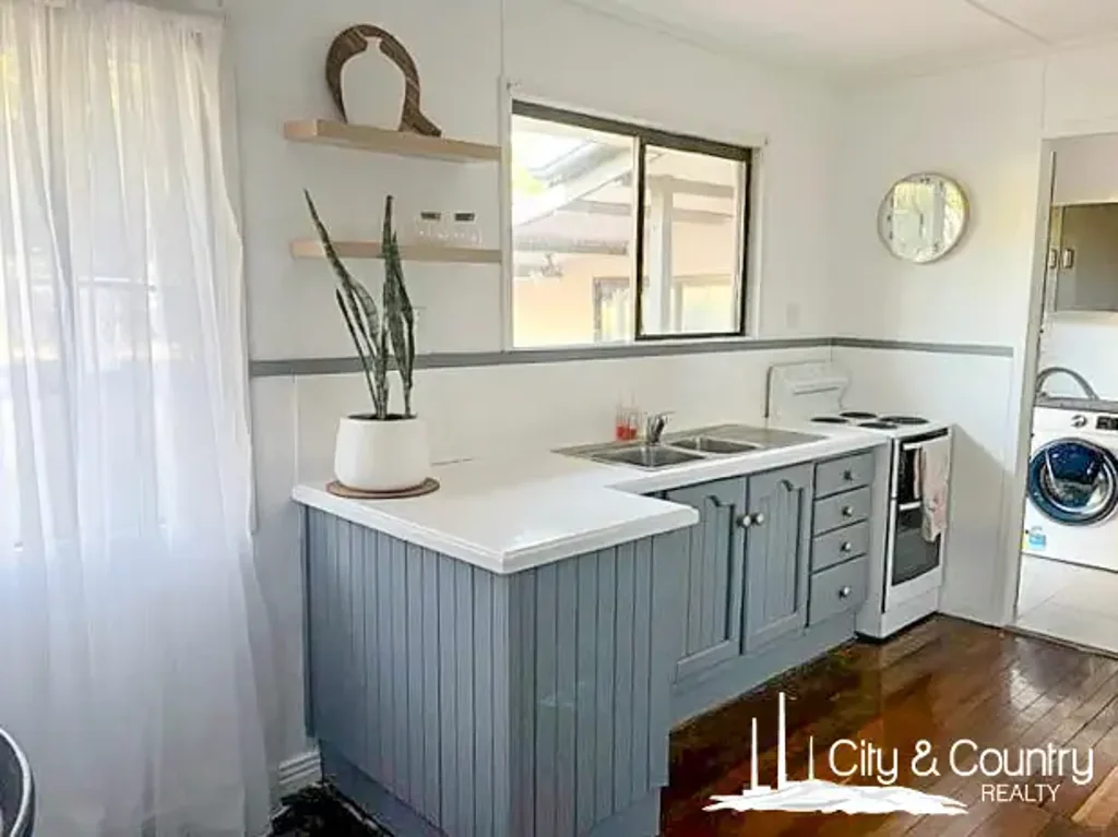 Mount Isa 3Moenga Stylish 3-Bedroom Family Home with Space to Spare