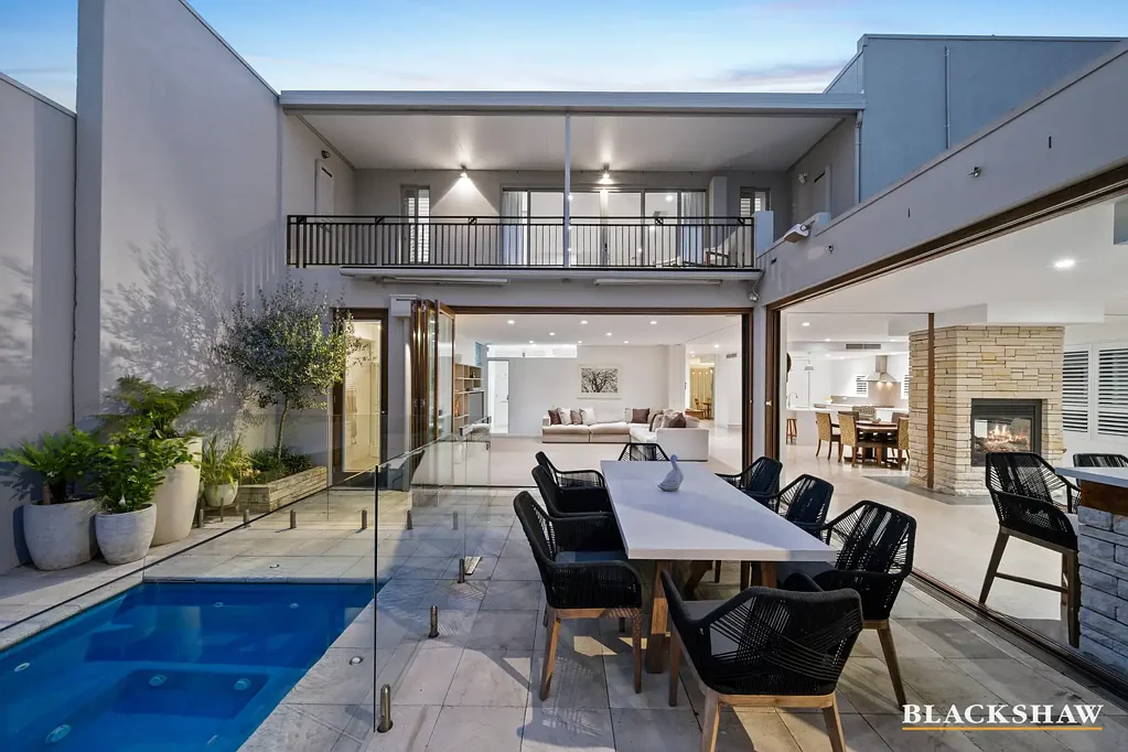Kingston 4房  Luxe modern layout with fabulous outdoor pool, spa and sauna