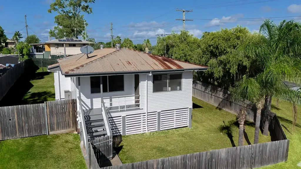 COURT COMFORT AND CENTRAL CONVENIENCE AT 2 STARMER COURT!