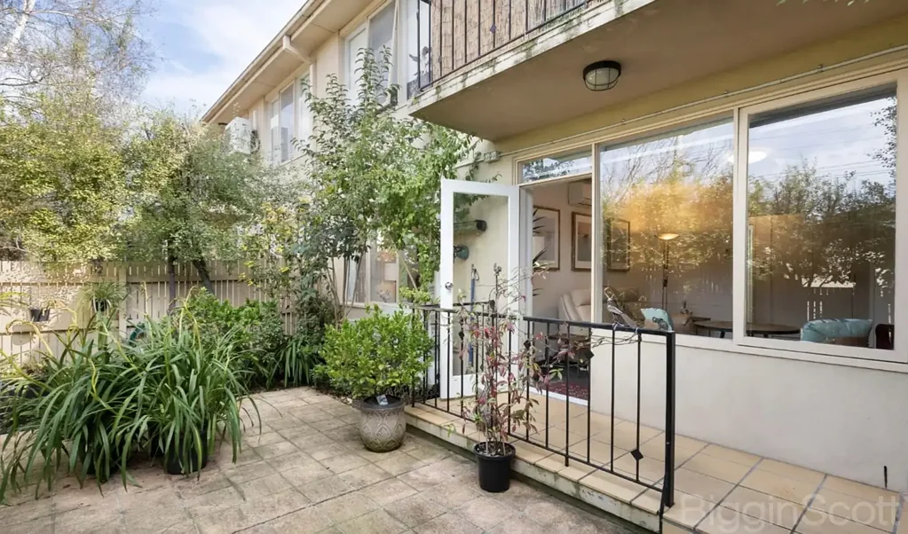 Caulfield North 2Phòng ngủ Who Needs a Small Balcony When You Can Have a Leafy Front Courtyard Instead!