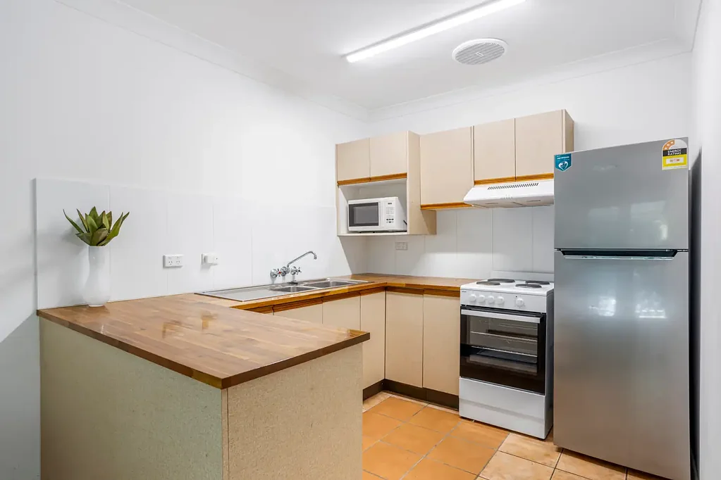 PARTLY FURNISHED 2 BEDROOM UNIT CLOSE TO THE BROADWATER!