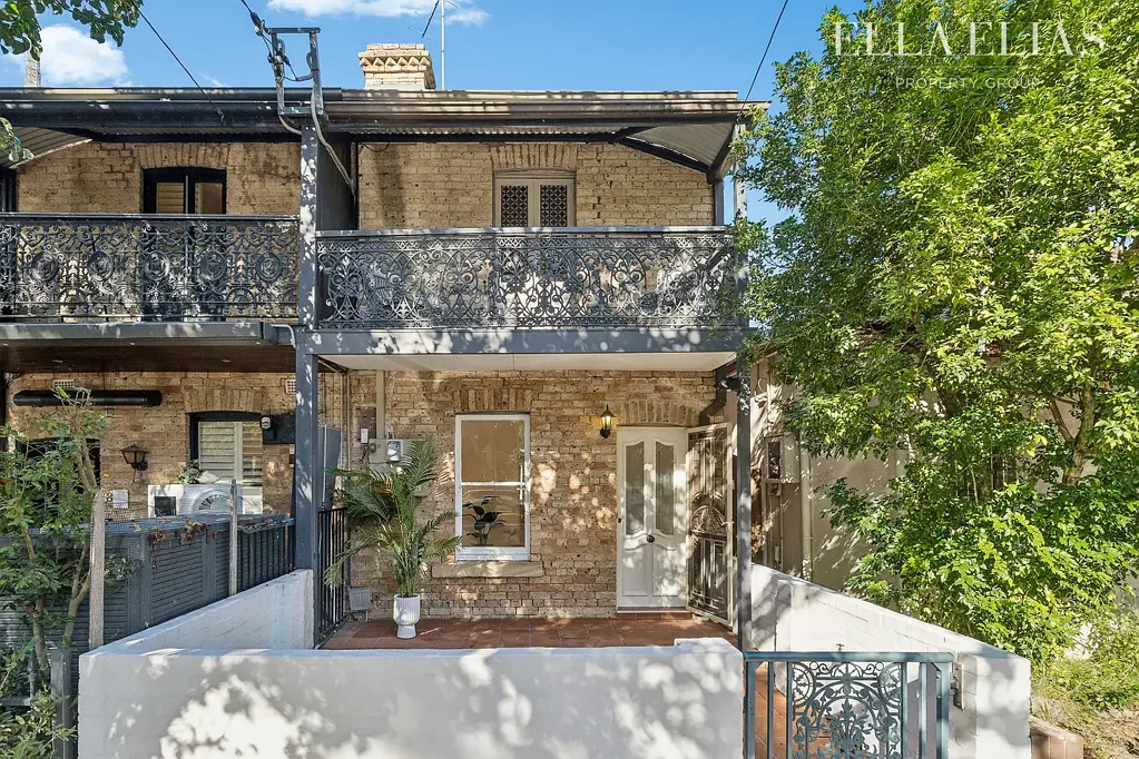 Chatswood 2房 绿树成荫街道 维多利亚风格 双层联排别墅 采光充足 私密庭院 便利Chatswood位置 Charming Terrace with Dual Balconies and Private Courtyard