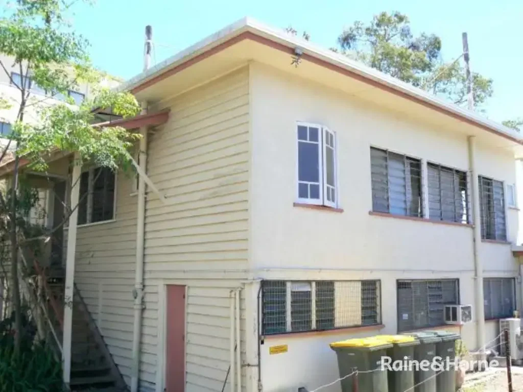 Ocean Front Highset Spacious Unit Above Shops