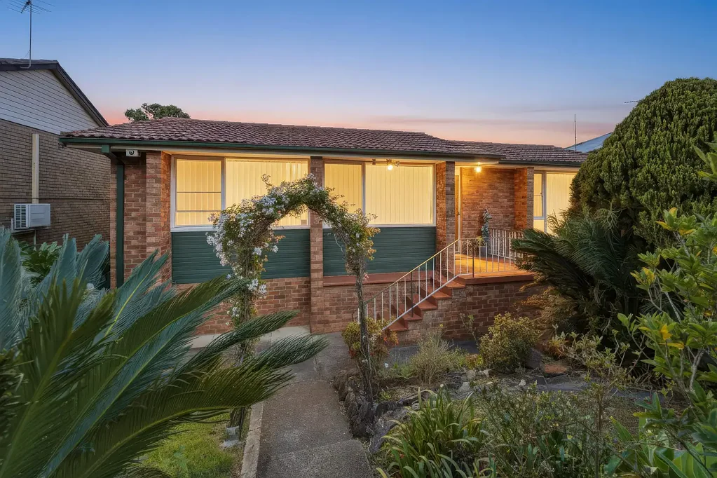 Liverpool 3ਬੈੱਡਰੂਮ Quietly Positioned Family Home with Exciting Future Potential