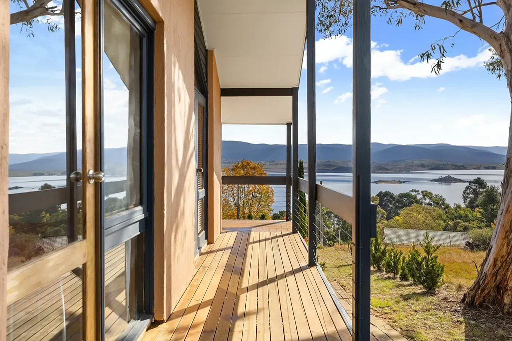 East Jindabyne 4房  Panoramic Lake Jindabyne & Snowy Mountain Views from a Spacious Family Retreat