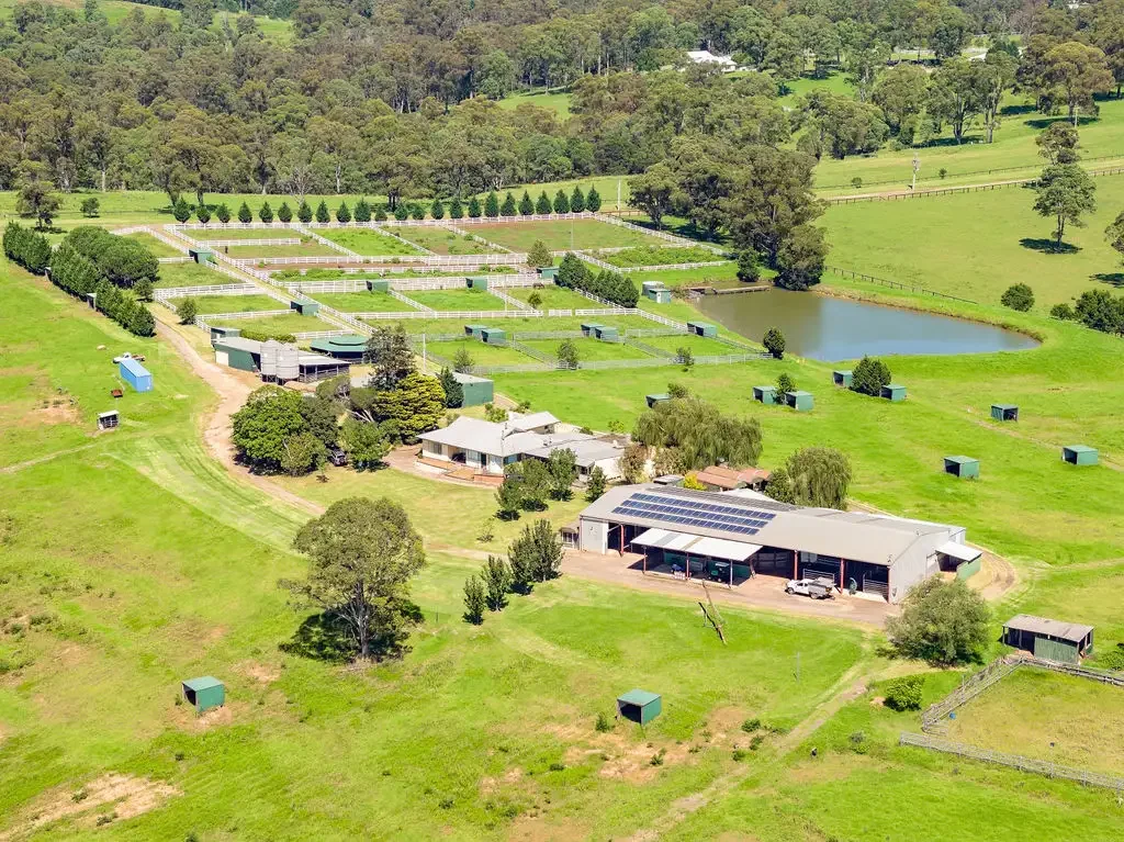 Oakdale 5 Slaapkamer 112 Acre* Property with Extensive Equine Infrastructure & Stunning City Views