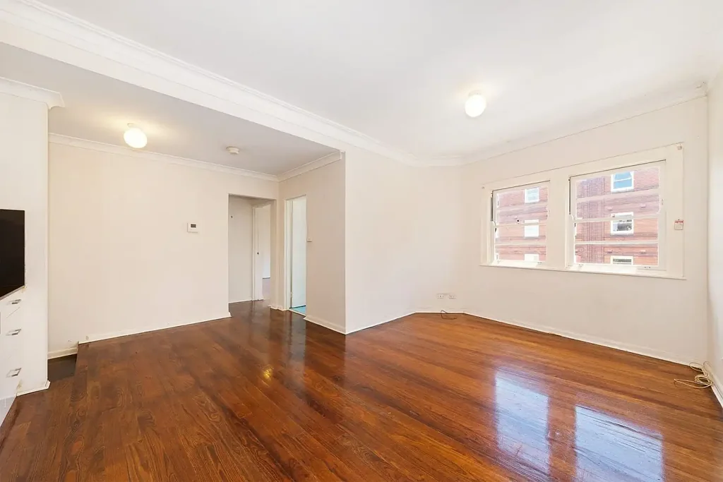 Spacious Two-Bedroom Art Deco Apartment in a Prime Lifestyle Location