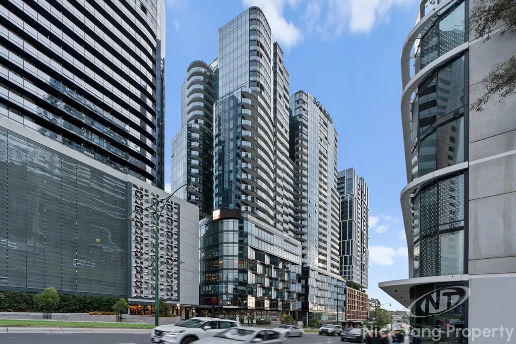 Luxurious High-Floor 1-Bedroom Apartment with Panoramic Views in the Heart of Box Hill
