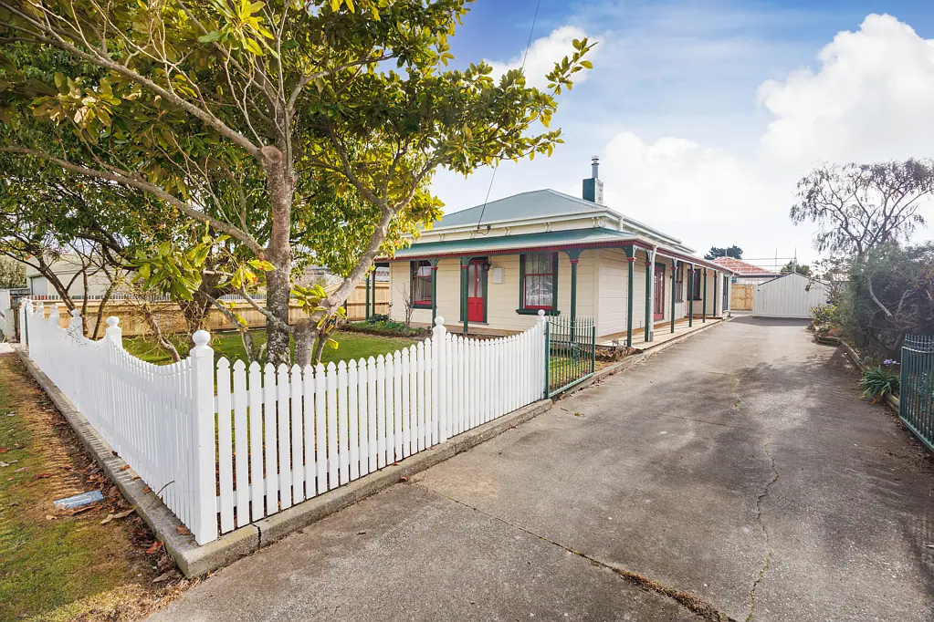 Feilding 5 Bedroom 5-Bed Entertainer's Dream - Character Charm!