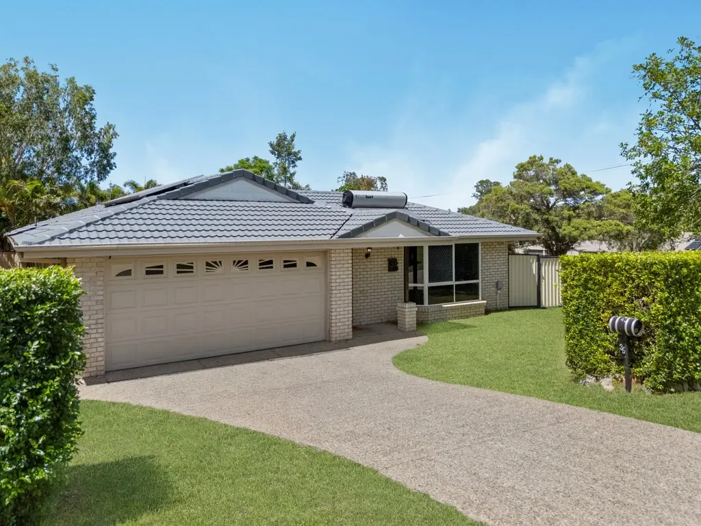 Ripley 4 Slaapkamer Spacious Family Living with Pool on a Rare 1,012m² Corner Block