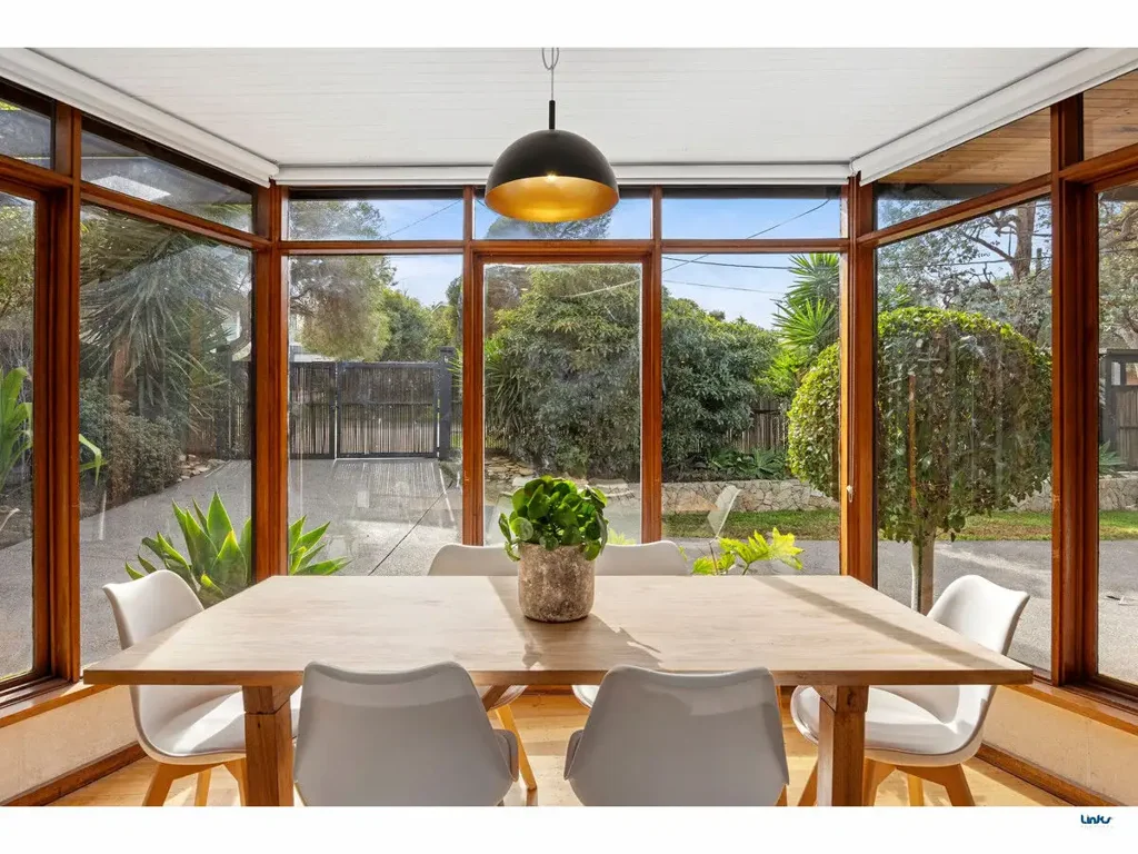 Jan Juc 4房  Architectural 70's Limestone Gem - Golden Grid Location with Ocean View