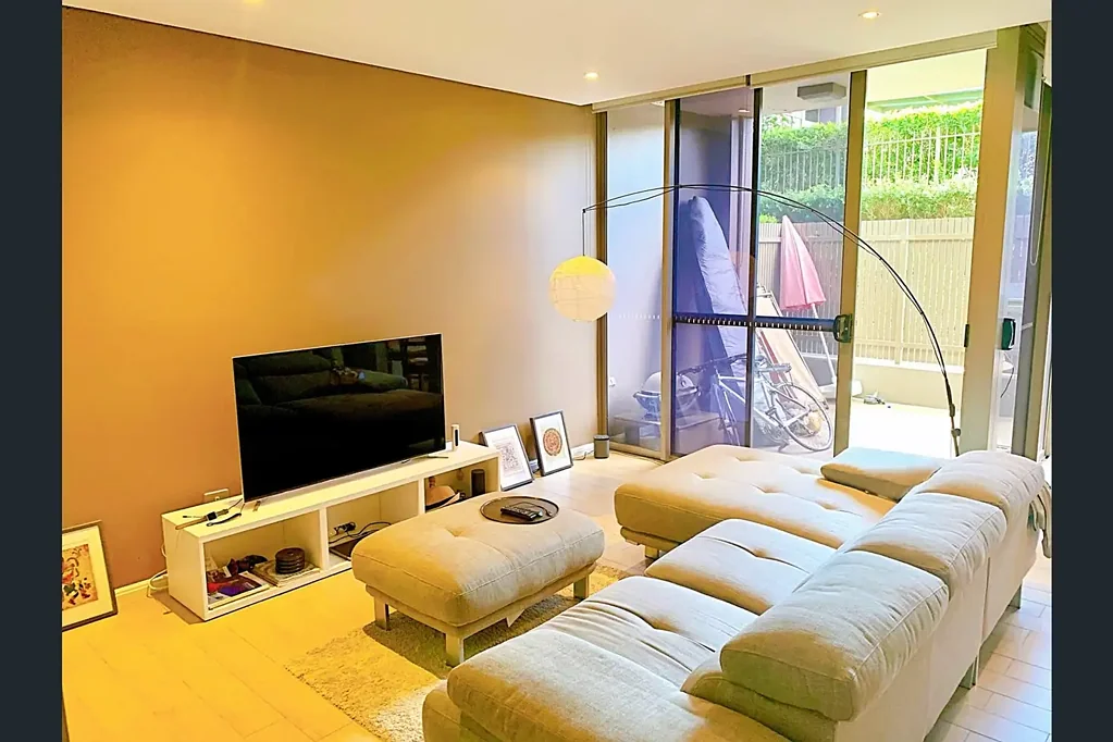 One bedroom apartment with courtyard and study